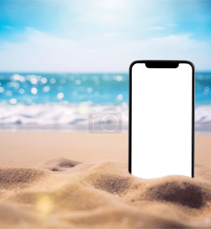 Téléchargez les photos : Le smartphone est enterré dans le sable sur la plage, et prend une photo de la plage en arrière-plan. peut être utilisé modèle pour l'affichage de produits de montage ou la mise en page de conception - en image libre de droit