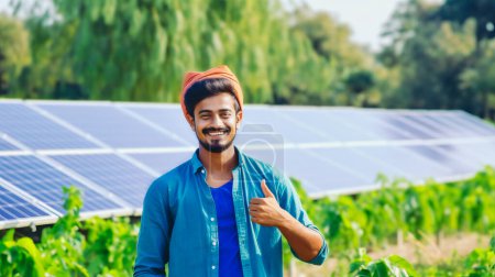 Téléchargez les photos : Centrale solaire. Jeune agriculteur indien sur fond. Science énergie solaire. - en image libre de droit