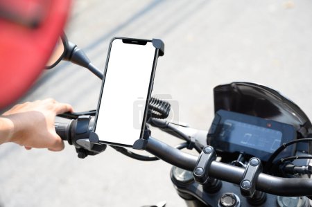 Foto de Montaje del teléfono inteligente en la motocicleta se burlan, montando una motocicleta con el concepto de navegación del mapa del teléfono inteligente, plantilla de pantalla de teléfono en blanco sobre fondo blanco con ruta de recorte - Imagen libre de derechos