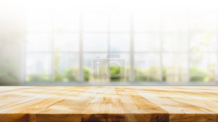 Téléchargez les photos : Table vide en bois derrière est un fond de fenêtre, pour votre montage photo ou l'affichage du produit, Espace pour placer des articles sur la table - en image libre de droit