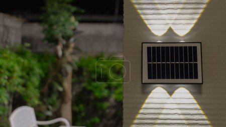 Foto de Vista de cerca de la lámpara solar impermeable llevada al aire libre con sensor de movimiento. - Imagen libre de derechos