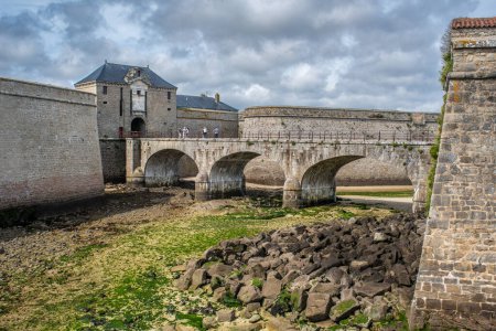 Vista de la antigua ciudadela de Port Louis situada en Lorient, Bretaña, Francia, mostrando su arquitectura de piedra y su importancia histórica.