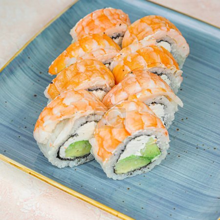 Téléchargez les photos : Une assiette contenant un délicieux assortiment de rouleaux de sushi remplis de crevettes succulentes et d'avocat crémeux. - en image libre de droit