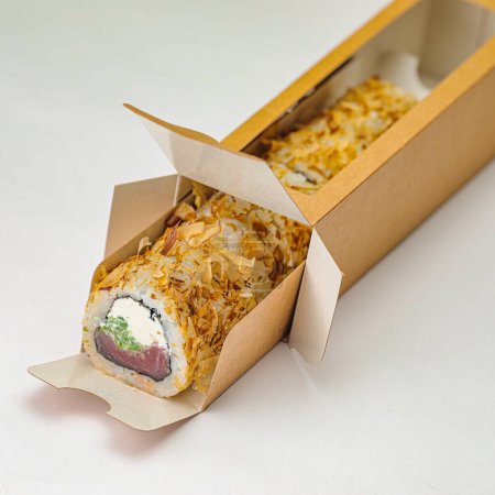 Téléchargez les photos : Une vue détaillée montrant une boîte de nourriture placée sur une table. - en image libre de droit
