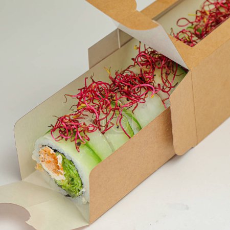 Eine Sushi-Box gefüllt mit einer Vielzahl von Sushi-Rollen, fertig zum Genießen.