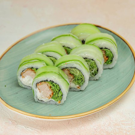 Ein Teller mit einer Vielzahl von gekonnt gerollten Sushi-Stücken, die die Kunstfertigkeit und den exquisiten Geschmack der japanischen Küche präsentieren.