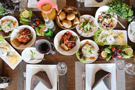 Téléchargez les photos : Une table débordant d'une grande variété de plats délicieux, avec de multiples assiettes d'aliments savoureux. - en image libre de droit