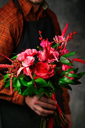 Ein Mann präsentiert einen schönen Blumenstrauß in seinen Händen, mit viel Platz für Text oder Gestaltungselemente.