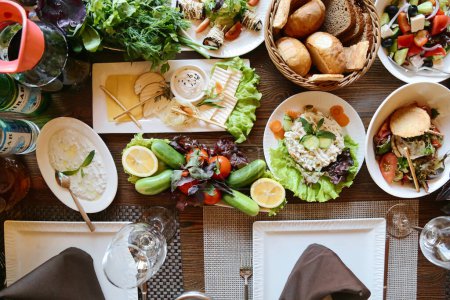 Ein Tisch mit einer vielfältigen Auswahl köstlicher Gerichte und Teller.