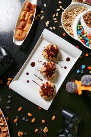 Une table présentant différentes assiettes de nourriture, accompagnée d'un microphone pour une présentation ou un discours.