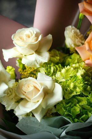 Téléchargez les photos : Un gros plan captivant capturant capturant la beauté naturelle d'un bouquet de fleurs colorées, parfait pour l'espace de copie. - en image libre de droit