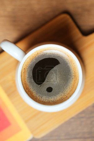Eine Tasse Kaffee mit einem Fragezeichen darauf weckt Neugier und provoziert tiefe Gedanken.