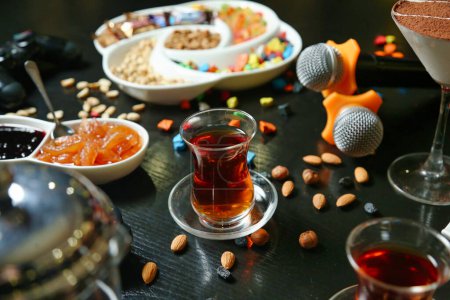 Téléchargez les photos : Une table présentant une variété de verres remplis de boissons rafraîchissantes. - en image libre de droit