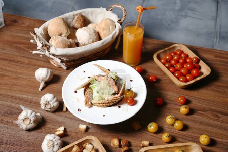 Téléchargez les photos : Une table en bois ornée d'une variété de plats délicieux, y compris des assiettes colorées de nourriture. - en image libre de droit