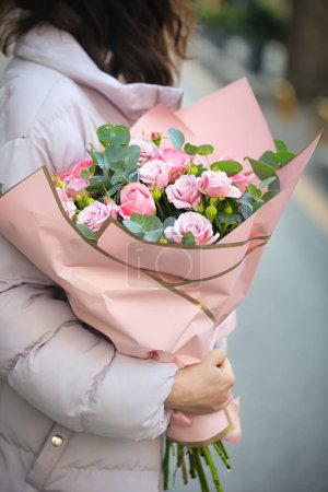 Téléchargez les photos : Une femme tient un beau bouquet de roses roses, avec de l'espace pour copier. - en image libre de droit