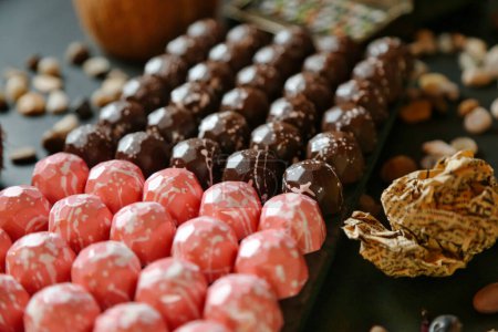 Una mesa cubierta con una amplia variedad de diferentes tipos de caramelos.