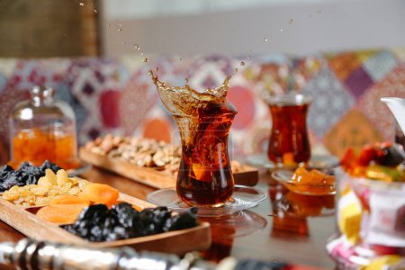 Stół prezentujący różnorodne pyszne talerze wypełnione jedzeniem i szklanki wypełnione orzeźwiającymi napojami.