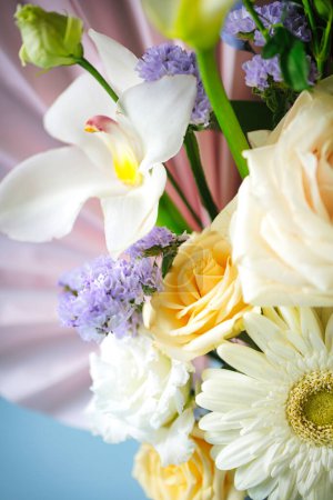 Téléchargez les photos : Un bouquet vibrant de fleurs disposées dans un vase sur une table, offrant un bel affichage avec amplement d'espace de copie. - en image libre de droit