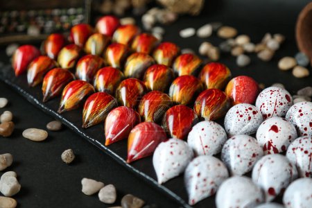 Foto de Una mesa llena de una variedad de diferentes tipos de caramelos en colores vibrantes, creando una pantalla dulce y tentadora. - Imagen libre de derechos