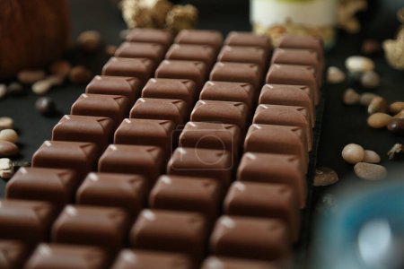 Una vista detallada de un teclado hecho enteramente de chocolate, adornado con nueces para agregar textura y sabor.