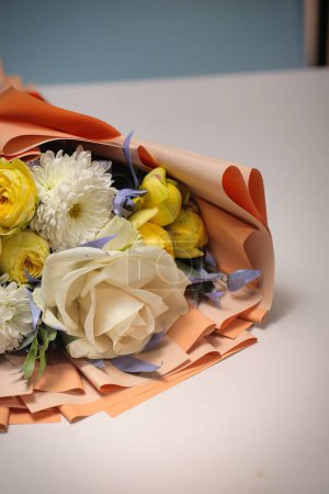 Téléchargez les photos : Un magnifique bouquet de fleurs placé sur une table, avec amplement d'espace de copie. - en image libre de droit
