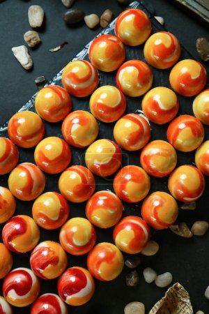 Una variedad de caramelos de colores están estrechamente dispuestos en una mesa.