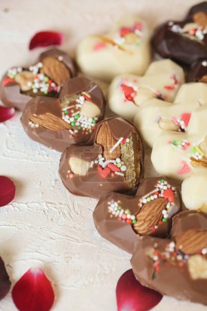 Téléchargez les photos : Une table remplie d'une abondance de chocolats en forme de cœur. - en image libre de droit