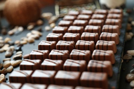 Une gamme variée de chocolat et de noix étalées abondamment sur une table.
