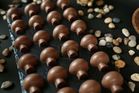 Téléchargez les photos : Une table somptueusement ornée d'une abondance de chocolat et de noix, créant un affichage délicieux. - en image libre de droit