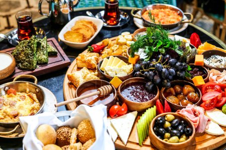 Ein Tisch voller unterschiedlicher Lebensmittel, von Obst und Gemüse bis hin zu Fleisch und Desserts.