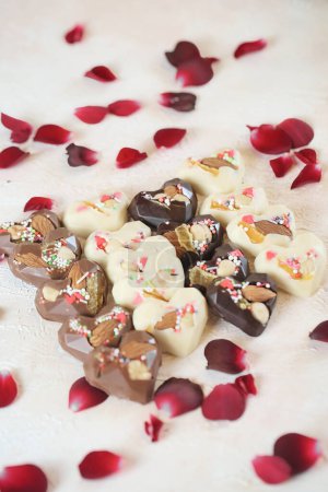 Téléchargez les photos : Une table remplie d'une sélection variée de chocolats en forme de cœur. - en image libre de droit