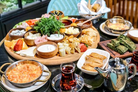 Ein Tisch mit einer umfangreichen Auswahl an Tellern und Schalen gefüllt mit einer vielfältigen Auswahl an köstlichen Speisen.