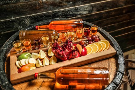 Un tonneau en bois avec une gamme de différents types d'alcool.