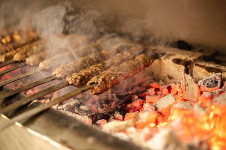 Saftige Steaks brutzeln auf dem Grill, Kochen in Perfektion.