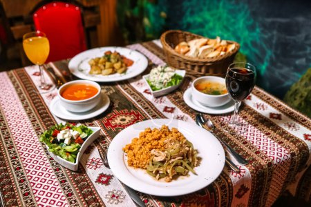 Una mesa que muestra una variedad de platos y tazones llenos de sopa cálida y reconfortante.