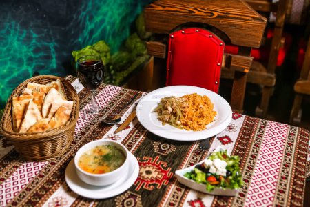Ein Tisch mit einer Vielzahl von Tellern voller leckerer Speisen und Schalen voller herzhafter Suppe.