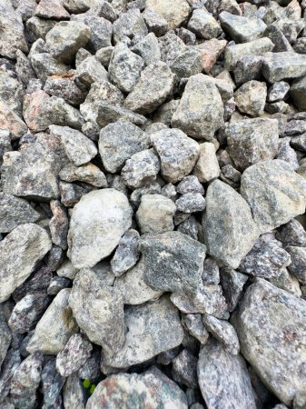 Mehrere Steine säuberlich nebeneinander gestapelt.