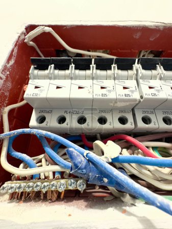 Foto de Una caja que contiene una maraña de varios cables eléctricos y cables. - Imagen libre de derechos