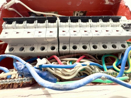 Foto de Varios cables bien embalados dentro de una caja, mostrando una maraña de componentes eléctricos. - Imagen libre de derechos