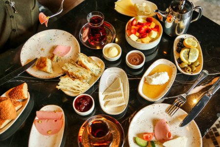 Une table couverte d'une variété de assiettes remplies d'aliments délicieux et de verres débordant de boissons rafraîchissantes.