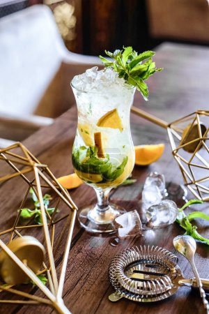 Une table en bois avec un verre rempli d'une boisson, mettant en valeur la combinaison du bois naturel et de la boisson rafraîchissante.