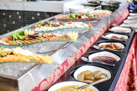 Eine vielfältige Auswahl an verschiedenen Speisen, die an einem Buffet arrangiert werden und den Gästen viele Möglichkeiten bieten.