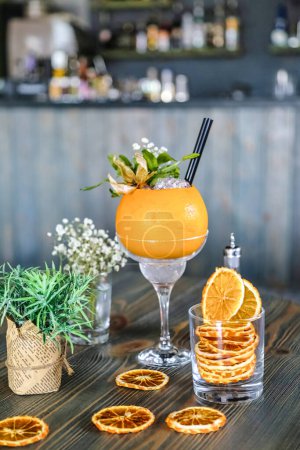 Una mesa adornada con rebanadas de jugosa naranja y una bebida refrescante, creando una escena vibrante y tentadora.