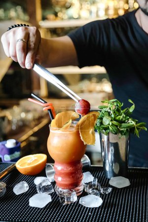 Un camarero experto está preparando un cóctel en un bar vibrante.