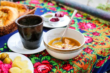 Una mesa cubierta con una variedad de platos llenos de deliciosa comida y cuencos llenos de sopa humeante.