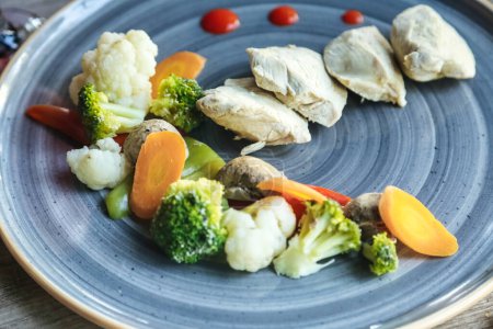 Foto de Un plato de deliciosa comida con una variedad de verduras de colores, incluyendo brócoli, coliflor y zanahorias. - Imagen libre de derechos