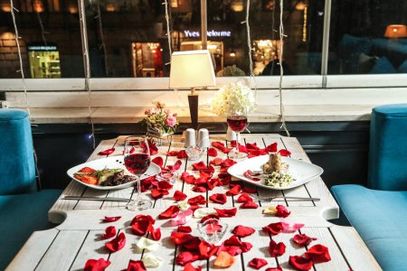 Une table présentant une propagation de plats appétissants remplis de nourriture et de verres débordant de vin exquis.