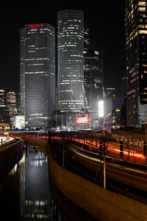 Foto de La ciudad de Tel Aviv noche, Azrieli centro, Centro de negocios, Autopista Ayalon - Imagen libre de derechos