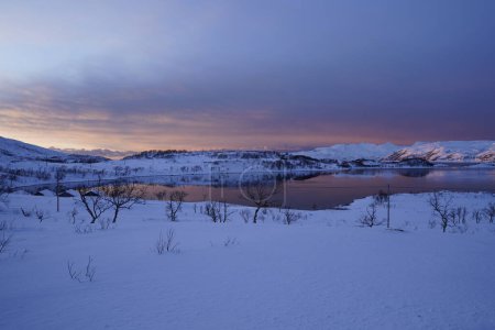Foto de Hermosa naturaleza del paisaje al atardecer en Tromso, Noruega. - Imagen libre de derechos