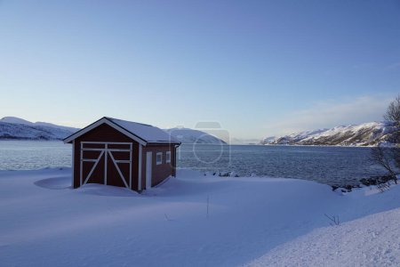 Téléchargez les photos : Maison traditionnelle de la culture nordique sur la côte de tromso - en image libre de droit
